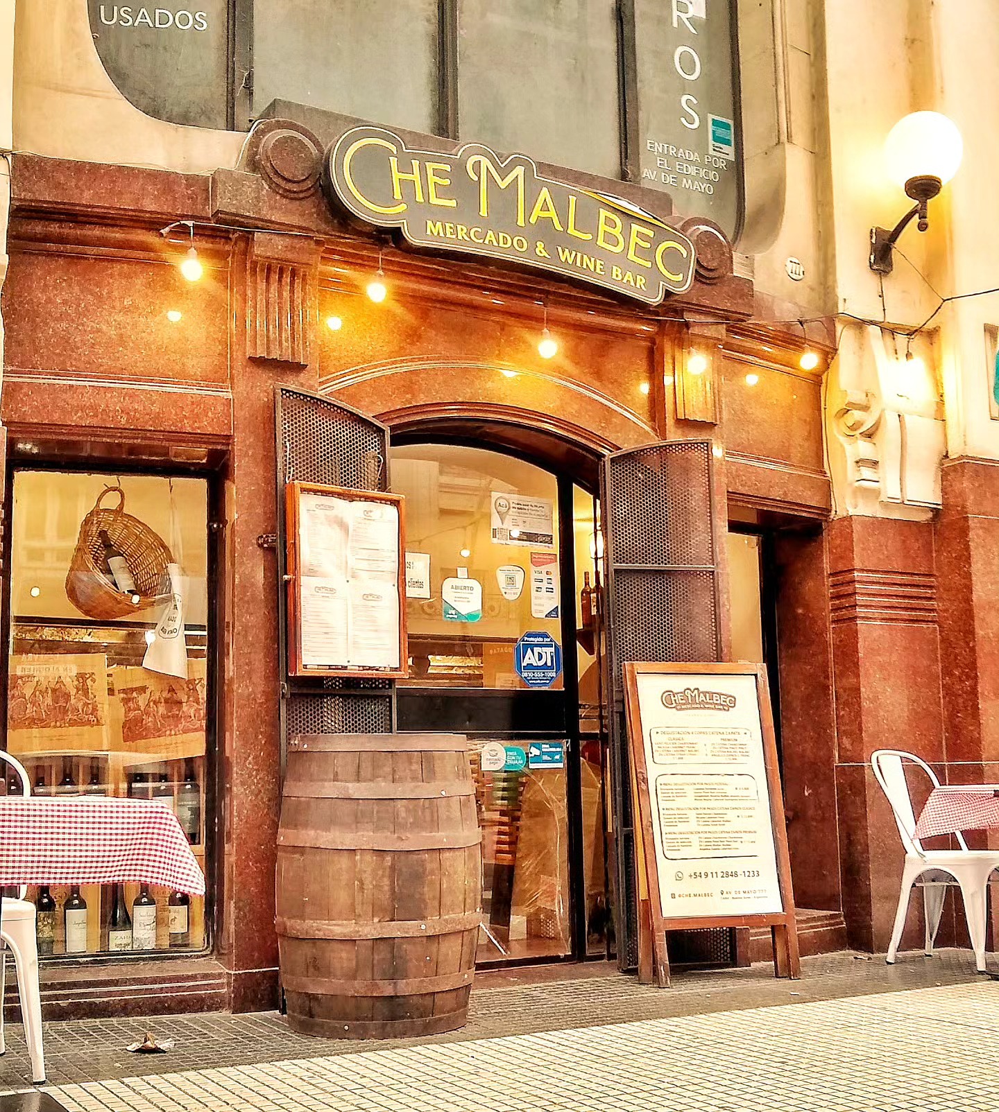 Fachada histórica y cava boutique de Che Malbec
